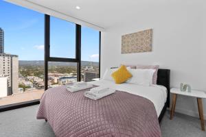 1 dormitorio con cama y ventana grande en Adelaide CBD Oasis - 2BR Realm Retreat - Level 19 en Adelaida
