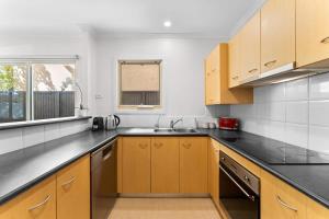 Kuchyň nebo kuchyňský kout v ubytování Family friendly CBD 3BR Apt Hurtle Square
