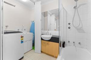 Koupelna v ubytování Family friendly CBD 3BR Apt Hurtle Square