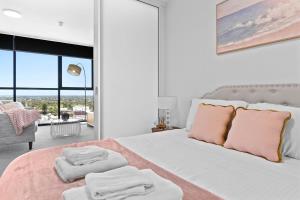 1 dormitorio con 1 cama con toallas en The cozy 1BR Adelaide CBD Apt - Walkable - WiFi, en Adelaida