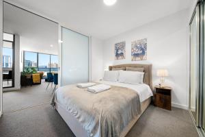 Giường trong phòng chung tại Pure Luxury Modern CBD 1BR Apt ChinaTown Carpark