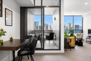 TV/trung tâm giải trí tại Pure Luxury Modern CBD 1BR Apt ChinaTown Carpark