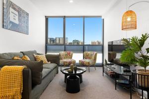 Khu vực ghế ngồi tại Pure Luxury Modern CBD 1BR Apt ChinaTown Carpark