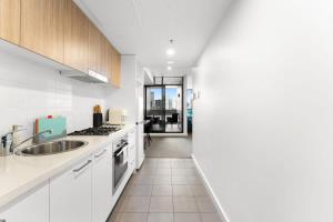 Nhà bếp/bếp nhỏ tại Pure Luxury Modern CBD 1BR Apt ChinaTown Carpark