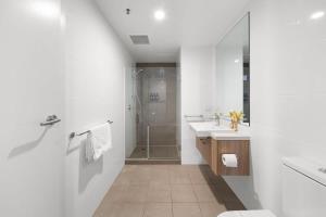Phòng tắm tại Pure Luxury Modern CBD 1BR Apt ChinaTown Carpark
