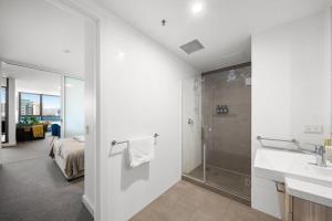 Phòng tắm tại Pure Luxury Modern CBD 1BR Apt ChinaTown Carpark