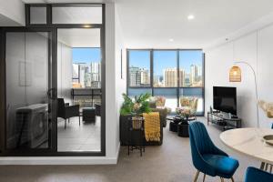 Khu vực ghế ngồi tại Pure Luxury Modern CBD 1BR Apt ChinaTown Carpark