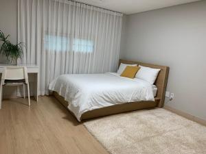 Postel nebo postele na pokoji v ubytování Daeheulrie Pension