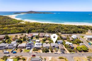una vista aérea de una ciudad con playa en The Sundowner, 25 Lentara St - luxury pet friendly retreat with pool, en Fingal Bay