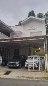 een auto geparkeerd voor een gebouw met een garage bij Resy home syariah family room dekat alun2 wonosobo in Kalianget