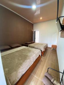 Een bed of bedden in een kamer bij Resy home syariah family room dekat alun2 wonosobo