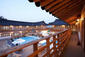Bazén v ubytování Gyeongju N Hanok Pension nebo v jeho okolí