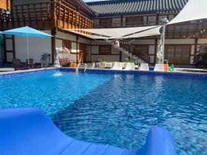 Bazén v ubytování Gyeongju N Hanok Pension nebo v jeho okolí