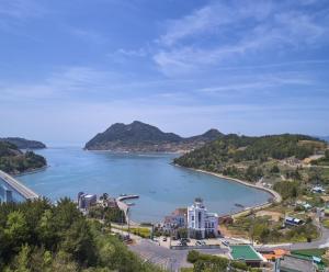 a view of a body of water with a mountain at Goheung hayan noeul hotel in Goheung