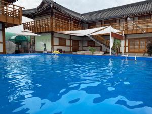Bazén v ubytování Gyeongju N Hanok Pension nebo v jeho okolí