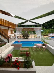 Bazén v ubytování Gyeongju N Hanok Pension nebo v jeho okolí