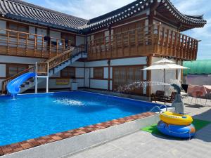 Bazén v ubytování Gyeongju N Hanok Pension nebo v jeho okolí