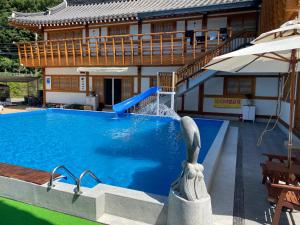 Bazén v ubytování Gyeongju N Hanok Pension nebo v jeho okolí