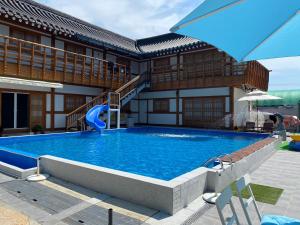 Bazén v ubytování Gyeongju N Hanok Pension nebo v jeho okolí
