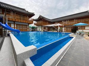 Bazén v ubytování Gyeongju N Hanok Pension nebo v jeho okolí