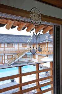 Bazén v ubytování Gyeongju N Hanok Pension nebo v jeho okolí