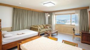 Postel nebo postele na pokoji v ubytování Tongyeong Olga Resort