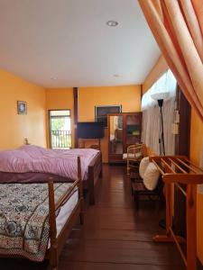 um quarto com duas camas e uma tv nele em Lamour Guesthouse ละเมอ เกสต์เฮาส์ em Pattaya North