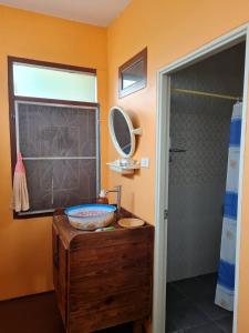 bagno con lavandino e specchio di Lamour Guesthouse ละเมอ เกสต์เฮาส์ a Pattaya North