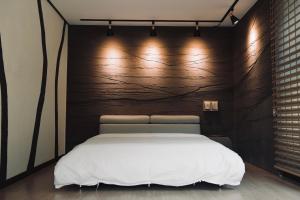 una camera con letto bianco e parete con luci di Byeoldeul-ui Gichim Pension a Inje