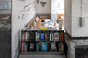 uma estante cheia de livros numa sala em KIRO Hiroshima by THE SHARE HOTELS em Hiroshima