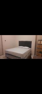 Dormitorio pequeño con cama y vestidor en Homestay visit, en Klapa
