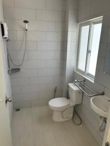uma casa de banho com um WC e um lavatório em Annabel's Resort em Ferrol