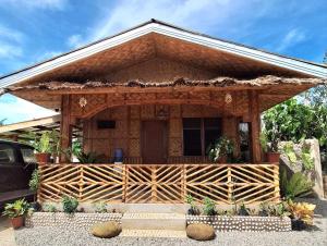 ClarinCasas de Ruumar Bed and Breakfast-Bar-Two rooms for family available的一栋门前有木栅栏的房子
