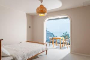 Rúm í herbergi á Yangyang YOLOHA Dongho Beach Branch