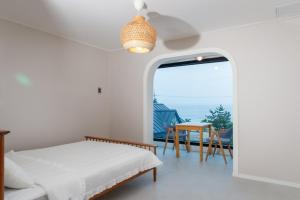 Rúm í herbergi á Yangyang YOLOHA Dongho Beach Branch