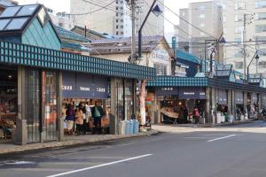 een groep winkels in een straat in een stad bij Sun Court Odori 702 in Sapporo