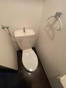 een badkamer met een wit toilet in een kamer bij Sun Court Odori 702 in Sapporo