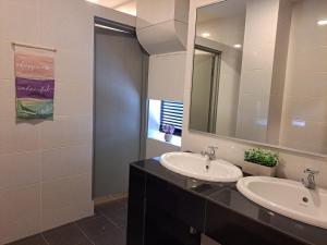 ein Badezimmer mit 2 Waschbecken und einem Spiegel in der Unterkunft SCC HOTEL PJ in Petaling Jaya