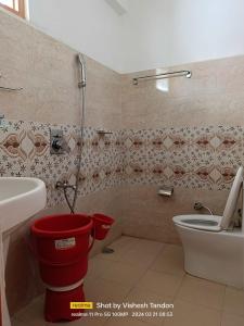 uma casa de banho com um WC e um lavatório em HA Talai Village Homes em Dalhousie