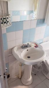 W łazience znajduje się biała umywalka i wanna. w obiekcie Ruby's Place w mieście Boscobel