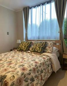 เตียงในห้องที่ Preciosa Instalación de 2 Hab+2Baños y estacionamiento