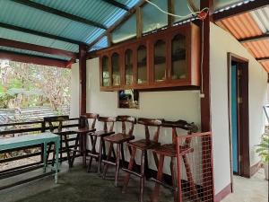 ein Esszimmer mit einem Tisch und Stühlen in der Unterkunft A. Zaragosa Lodging House in Inandeng