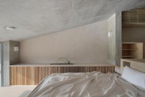 een slaapkamer met een wit bed en een plank bij Kamohan in Kyoto
