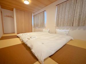 Un pat sau paturi într-o cameră la ヴィラ山間堂Premier Garden Villa BBQ Bonfire Fuji view Annovillas Sankando