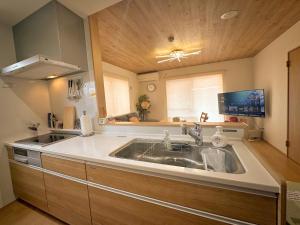 a kitchen with a sink and a counter top at ヴィラ山間堂 Terrace Villa BBQ Bonfire Fuji view Annovillas in Fujikawaguchiko