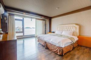 Postel nebo postele na pokoji v ubytování Taean Beach Resort Pension + 5 fotografií