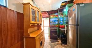 una cocina con nevera de acero inoxidable y armarios en QORY WASI LIMACPAMPA, en Huaro
