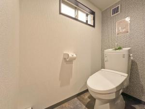 bagno con servizi igienici bianchi e finestra di Necoana Glamping富士山景BBQトレーラーヴィラ a Fujikawaguchiko Altre 37 foto