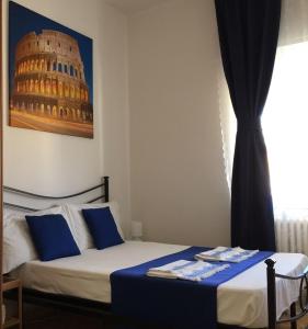 ローマにあるThe 7th Floor in Romeのベッドルーム1室(ベッド2台付)が備わります。