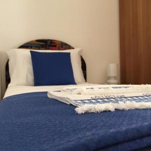 ローマにあるThe 7th Floor in Romeの青と白のベッド(青と白のシーツ付)